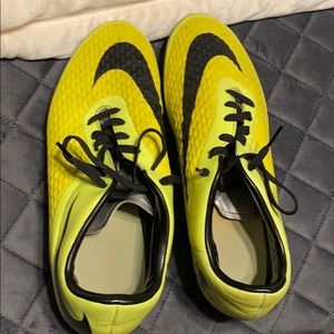 Soccer shoes